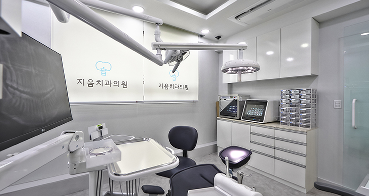 지음치과 진료실 유니트 체어와 모니터