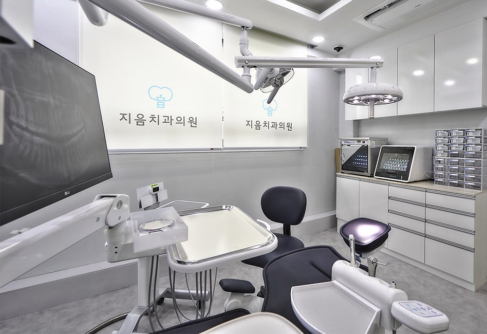 지음치과의원 진료실 유니트 체어와 모니터